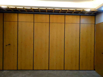 سطح ملامین 65MM ضخامت حداکثر ارتفاع 4M قابل انعطاف قابل جابجایی آویزان دیوارهای پارتیشن