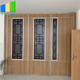 دیوارهای پارتیشن کشویی متحرک شامل طراحی شیشه ای کوره ای با قاب آلومینیومی است