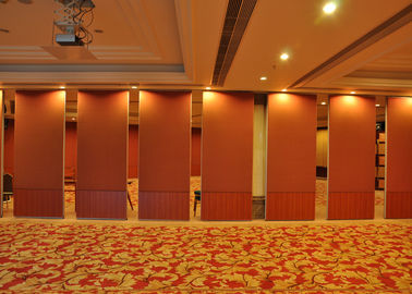 پلاستر سرخ متحرک دیوارها پارتیشن چوبی در اتاق نشیمن برای اتاق کنفرانس