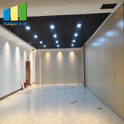 سطح فرآوری پارچه های ضد آتش دیوارهای تقسیم بندی تاشو راه حل های صرفه جویی در فضا برای مناطق چند منظوره