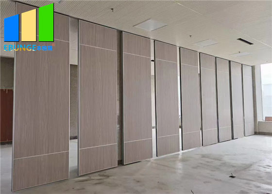 سطح فرآوری پارچه های ضد آتش دیوارهای تقسیم بندی تاشو راه حل های صرفه جویی در فضا برای مناطق چند منظوره